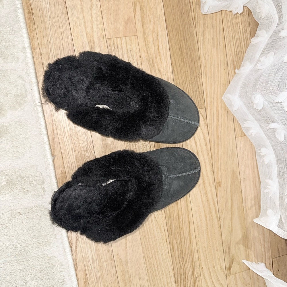 Women's Black ugg slippers size 8